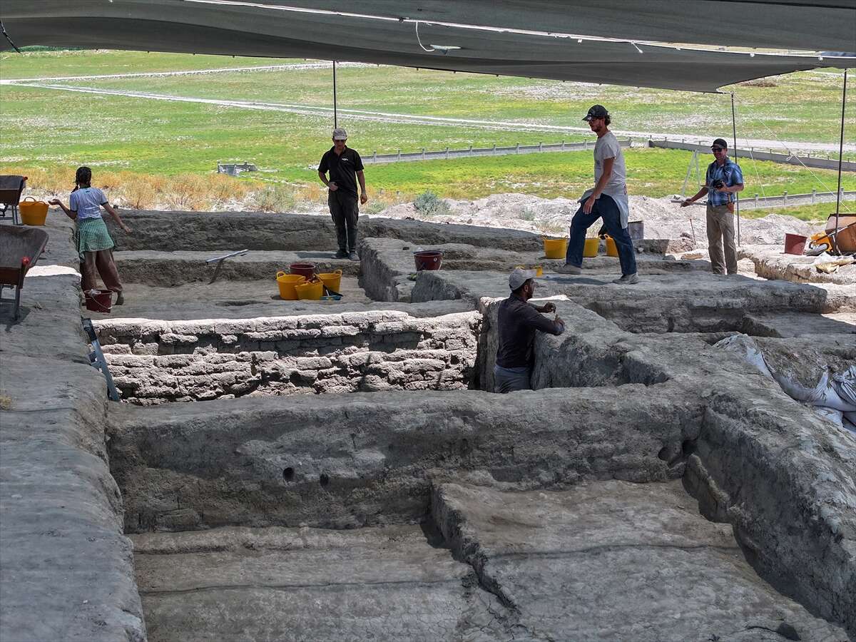 Konya'da tarihin şifresi çözüldü! 3 bin 500 yıllık mühür ve altın muska bulundu 7
